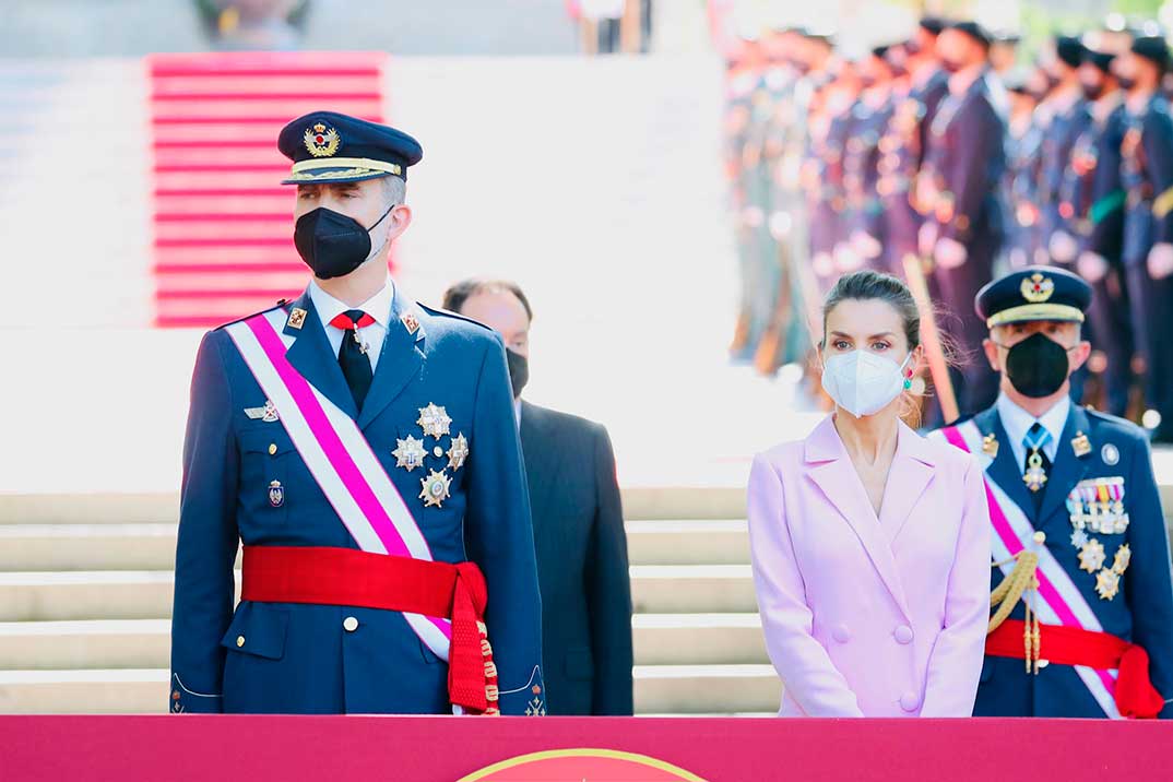 La reina Letizia «copia» el estilismo de Kate Middelton con un vestido-blazer rosa