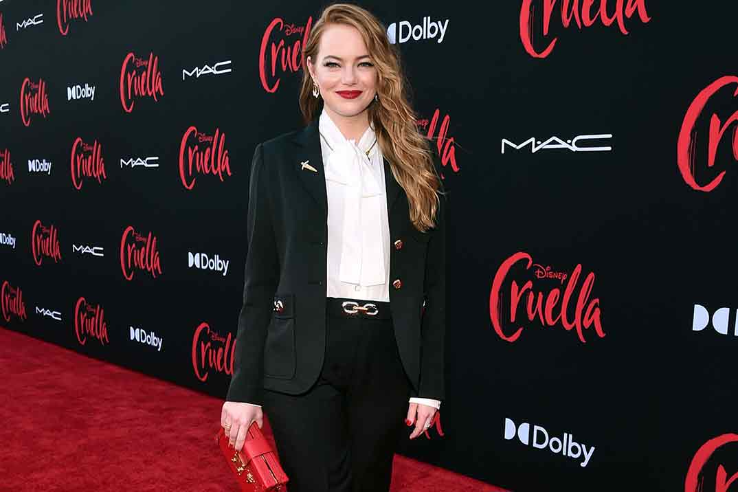 Emma Stone brilla en la presentación de “Cruella” con un traje perfecto