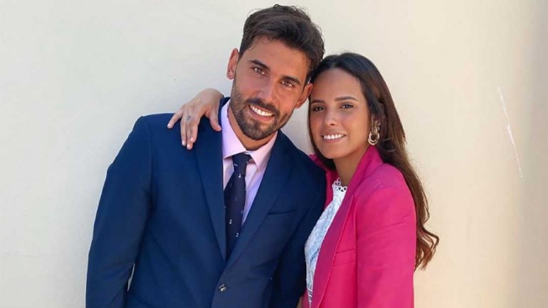 Gloria Camila y su traje fucsia como el de Rocío Carrasco