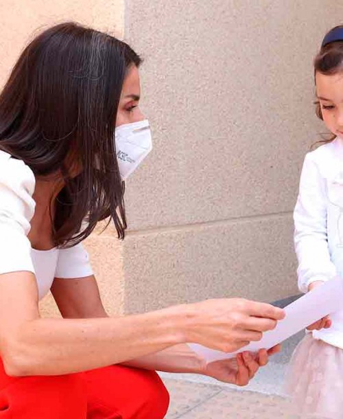 El look juvenil de la reina Letizia en blanco y rojo