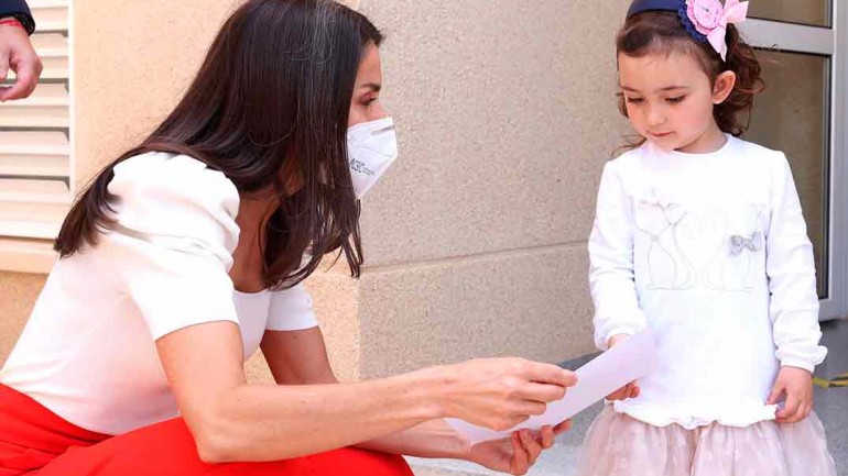 El look juvenil de la reina Letizia en blanco y rojo