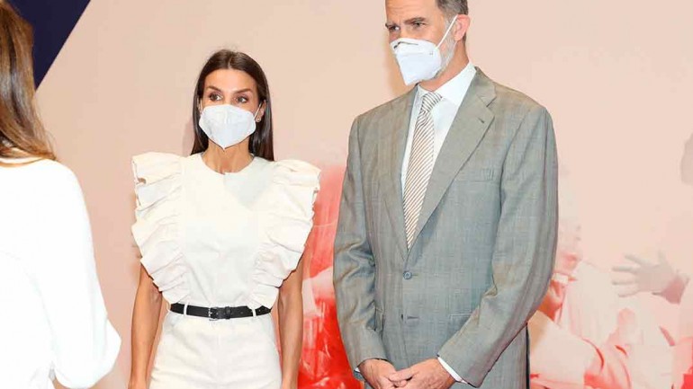 La reina Letizia sorprende con un look de estreno en FITUR