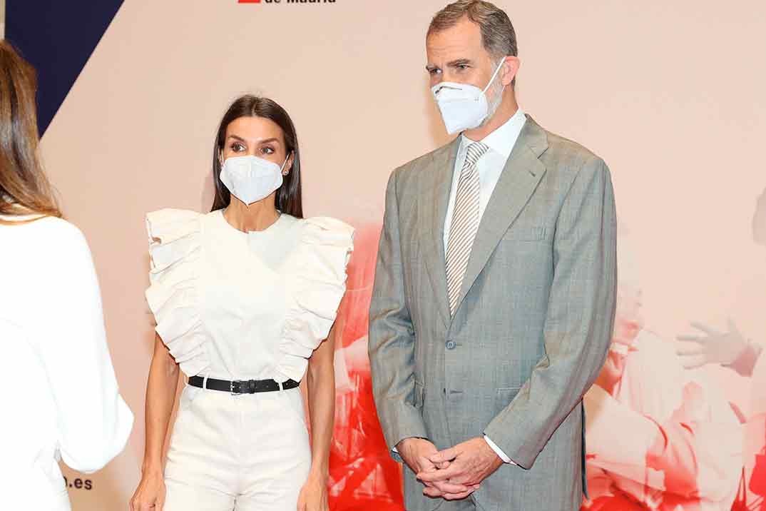 La reina Letizia sorprende con un look de estreno en FITUR