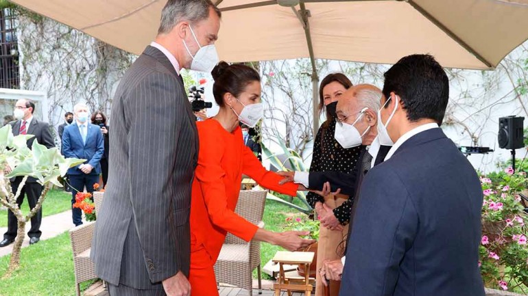 La reina Letizia sorprende con su estilismo en la entrega del Premio Miguel de Cervantes