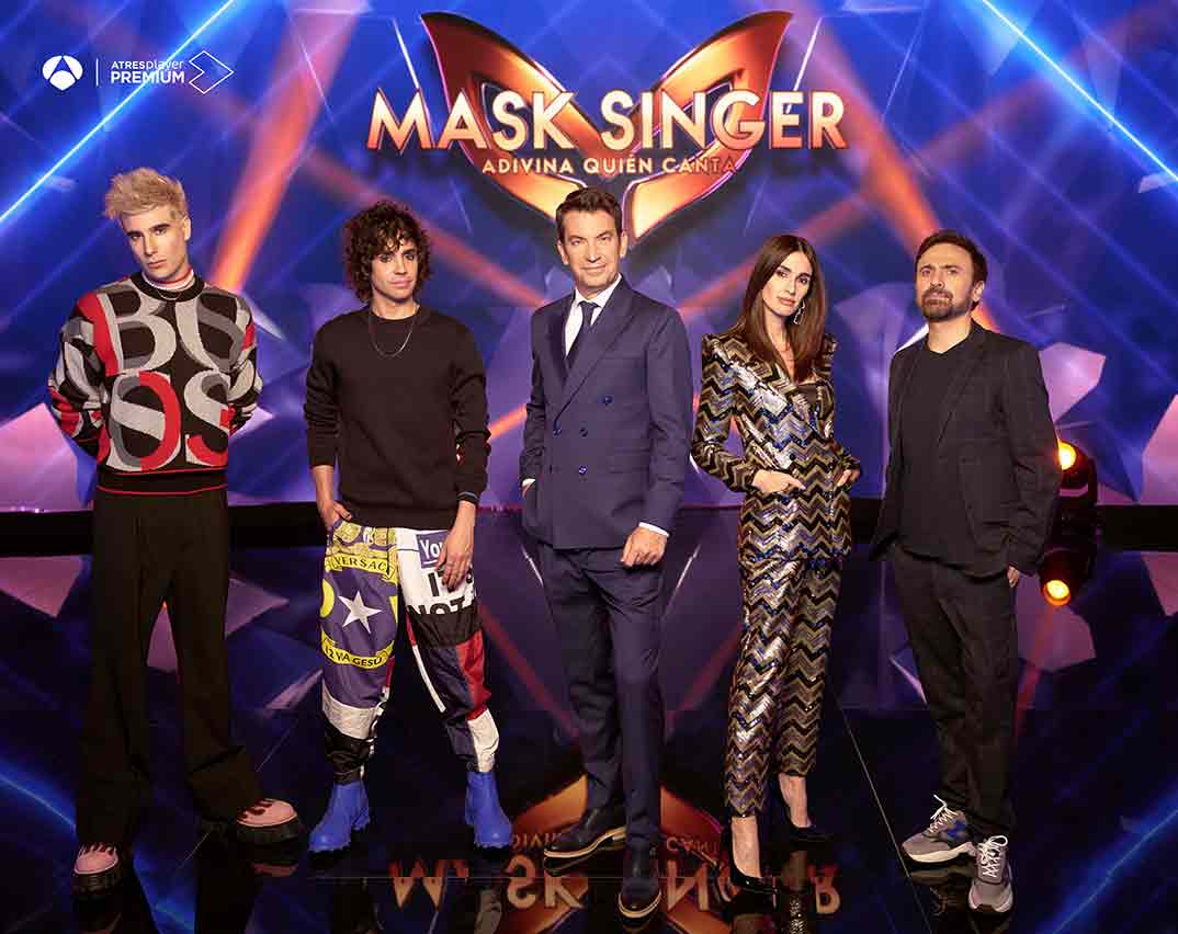 Arturo Valls con Javier Calvo, Javier Ambrossi, Paz Vega y José Mota - Mask Singer © Antena 3