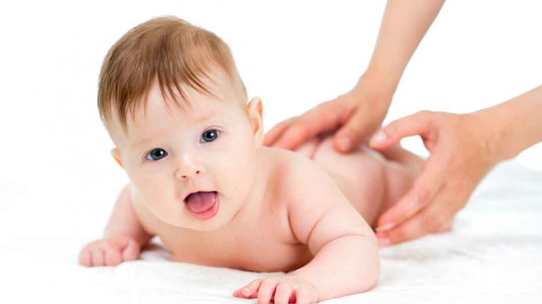 Masajes para bebés: ¿Qué beneficios tiene y cuál es la cosmética adecuada?
