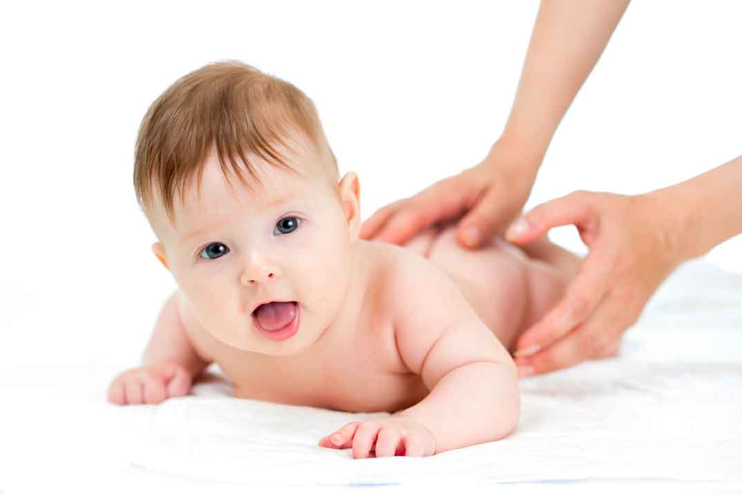 Masajes para bebés: ¿Qué beneficios tiene y cuál es la cosmética adecuada?