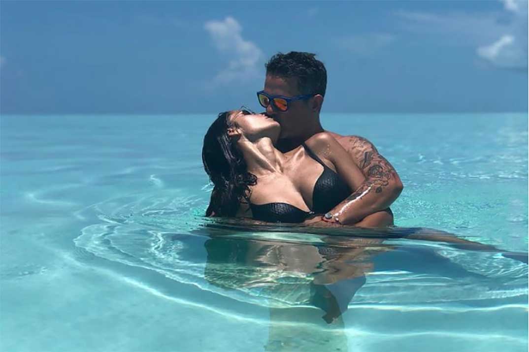 Alejandro Sanz y Rachel Valdés presumen de amor en el paraíso