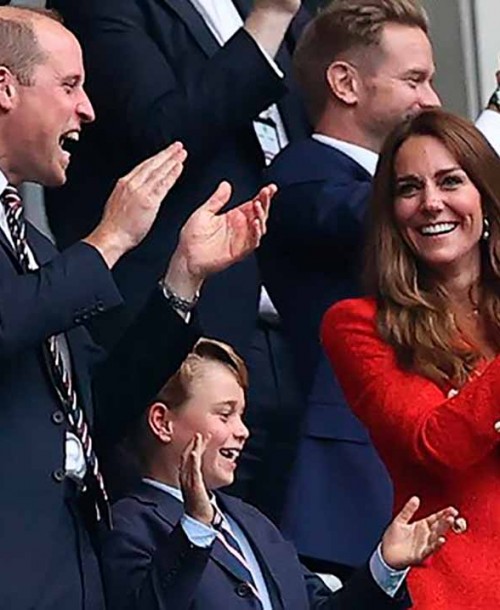 Kate Middleton agota su americana roja de Zara de rebajas
