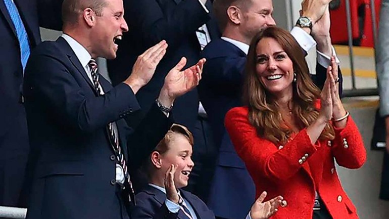 Kate Middleton agota su americana roja de Zara de rebajas
