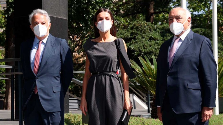 La reina Letizia luce el perfecto look working girl con un vestido reivindicativo