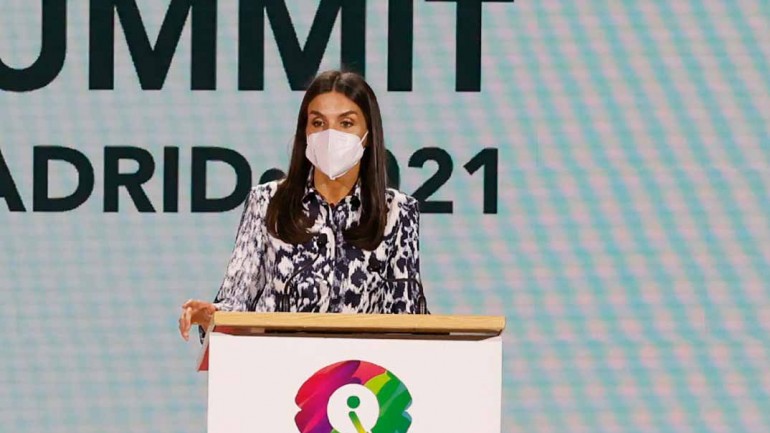 La reina Letizia recicla su favorecedor conjunto de Victoria Beckham