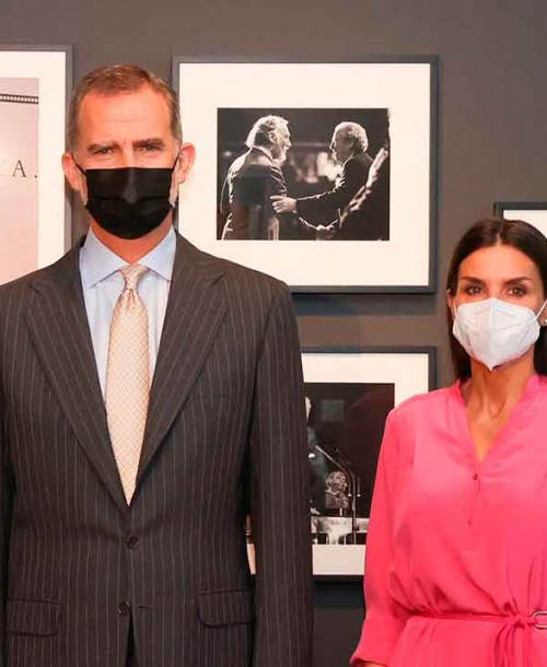 La reina Letizia se suma a la «marea rosa» con su nuevo vestido