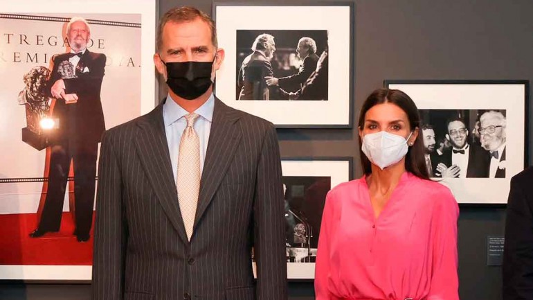 La reina Letizia se suma a la «marea rosa» con su nuevo vestido