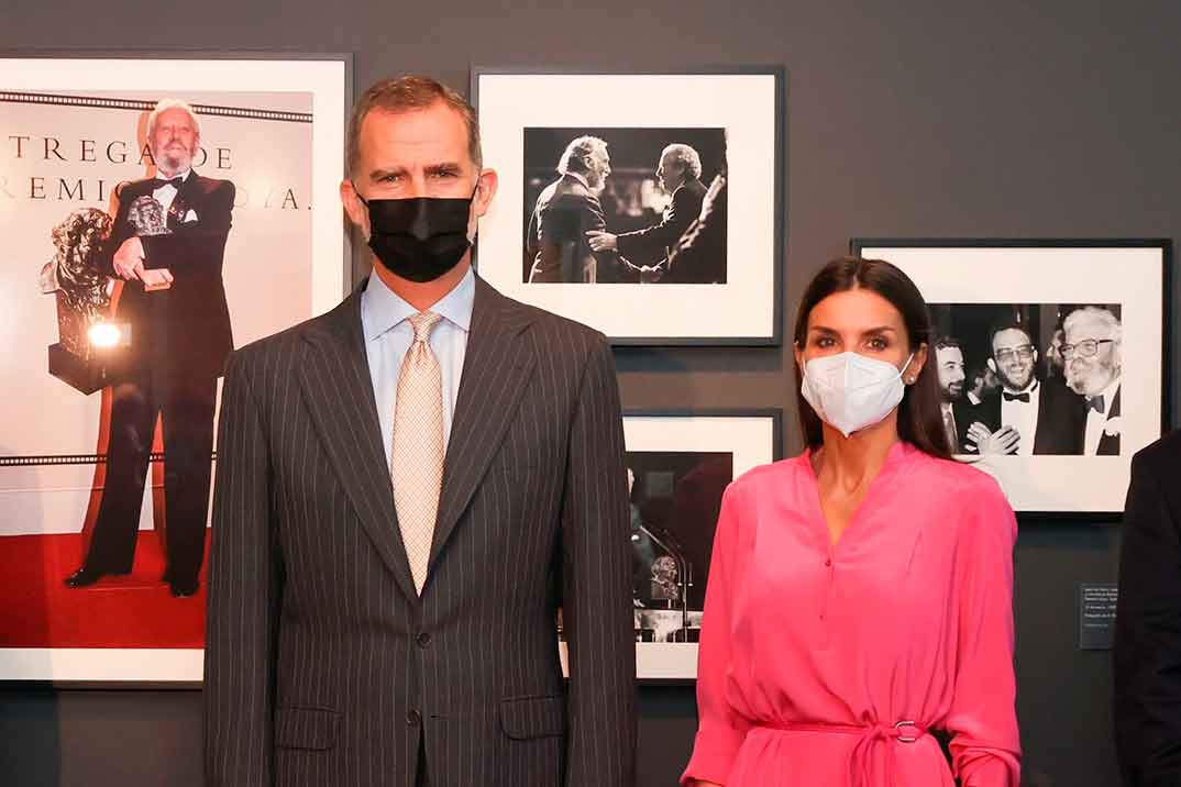 La reina Letizia se suma a la «marea rosa» con su nuevo vestido