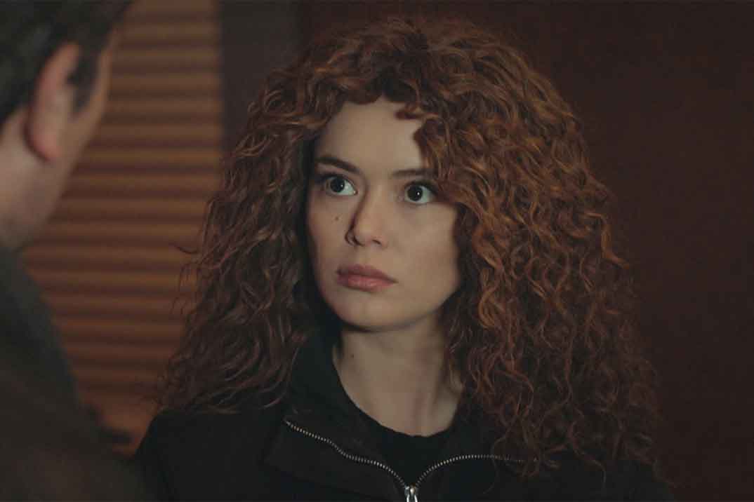 «Mujer» Capítulo 79: Bahar se lanza al fin a besar a Arif