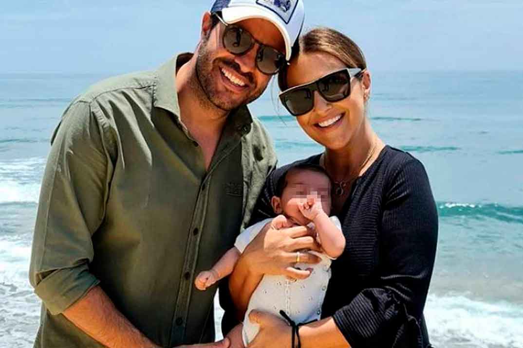 Paula Echevarría y Miguel Torres llevan por primera vez a su hijo a la playa