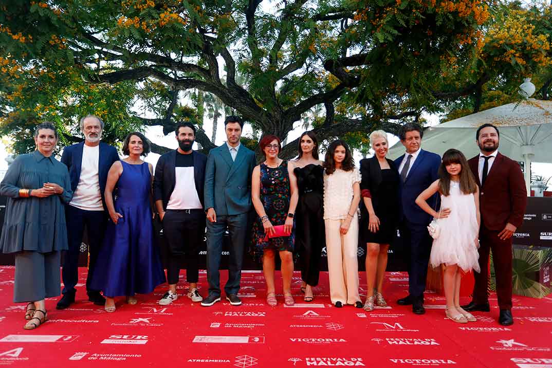 Paz Vega y Javier Rey con el equipo de 'La casa caracol' - Festival Málaga 2021 © Alex Zea