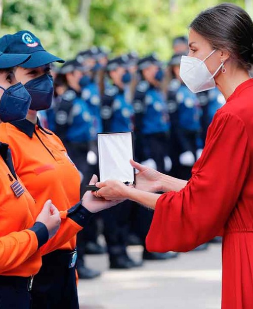 La reina Letizia, madrina de la Policía, con un magnífico vestido rojo italiano