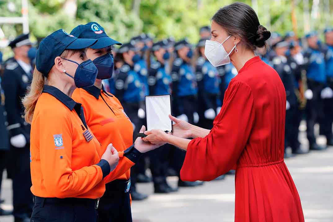 La reina Letizia, madrina de la Policía, con un magnífico vestido rojo italiano