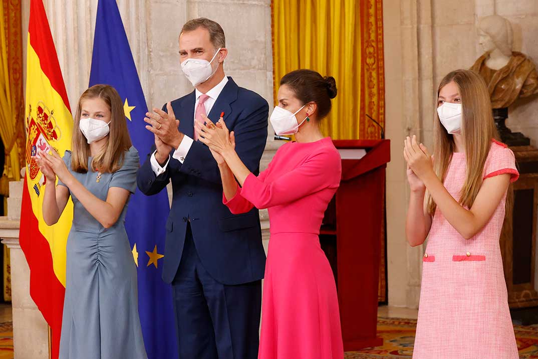 Reyes Felipe y Letizia con sus hijas © Casa S.M. El Rey