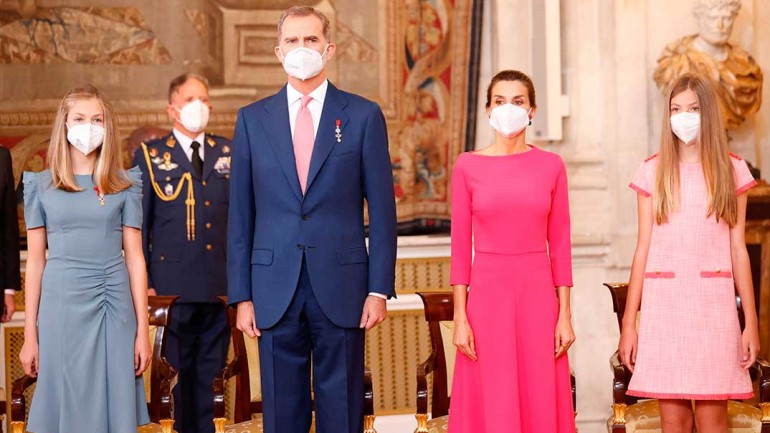 Los Reyes, acompañados de sus hijas, entregan las condecoraciones de la Orden del Mérito Civil