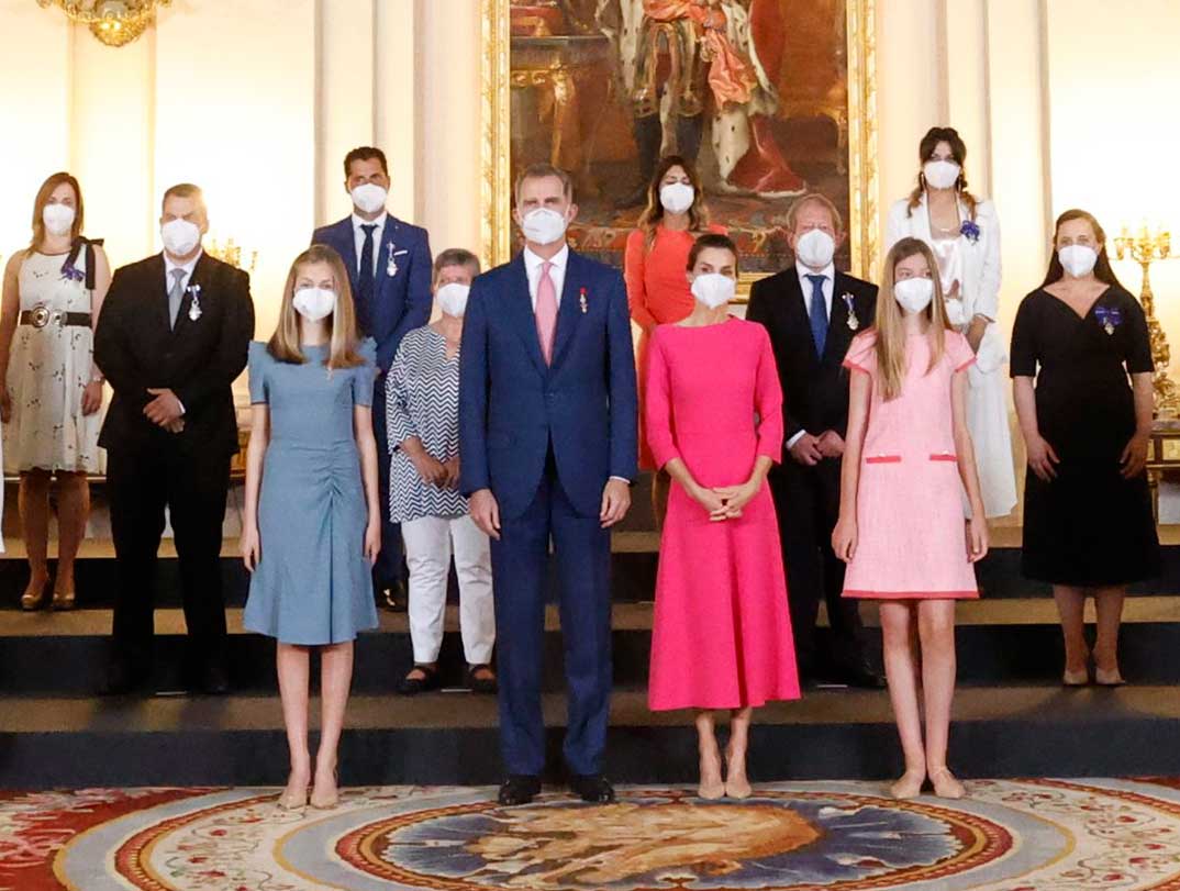 Reyes Felipe y Letizia con sus hijas © Casa S.M. El Rey