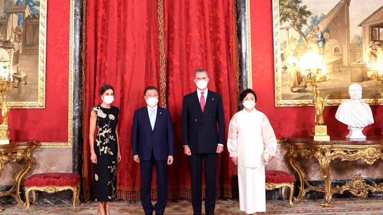Los elegantes estilismos, de día y de noche, de la reina Letizia