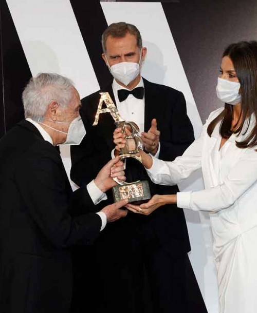 La reina Letizia triunfa con un vestido esmoquin blanco