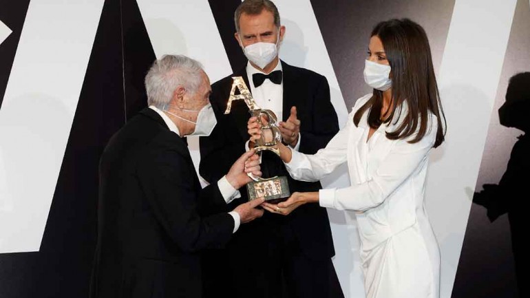 La reina Letizia triunfa con un vestido esmoquin blanco