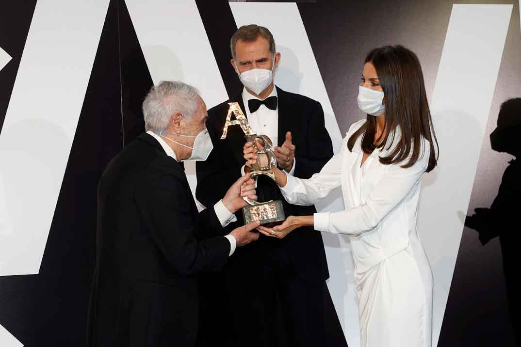 La reina Letizia triunfa con un vestido esmoquin blanco