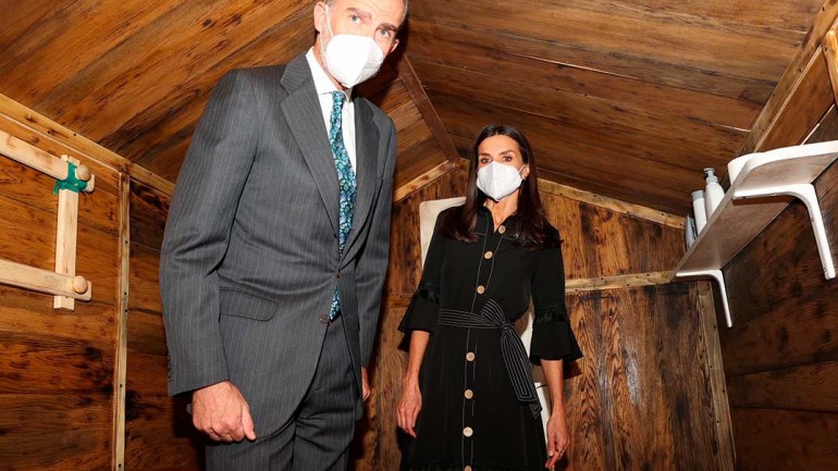 La reina Letizia sorprende en Vitoria con un original vestido de volantes