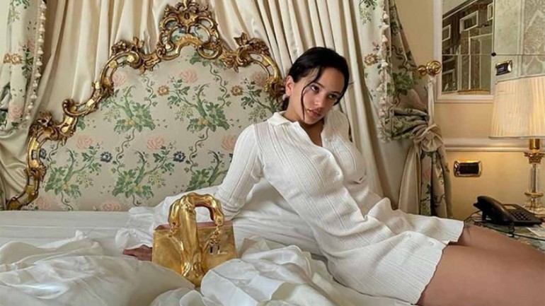 Rosalía posa con un bolso con forma de pene que se hace viral