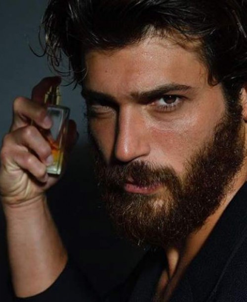 Can Yaman lanza su propio perfume y enloquece a sus fans