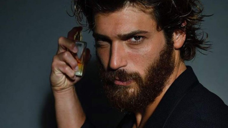 Can Yaman lanza su propio perfume y enloquece a sus fans