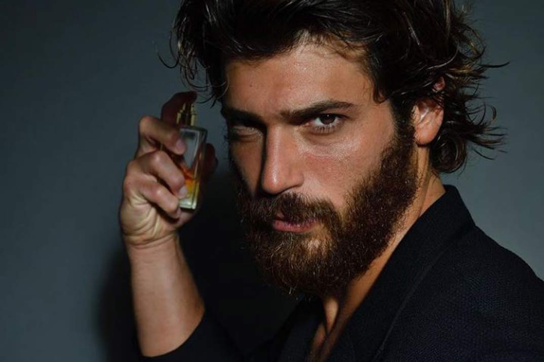 Can Yaman lanza su propio perfume y enloquece a sus fans