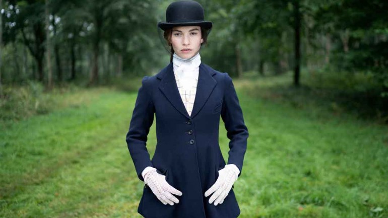 ‘A la caza del amor’ protagonizada por Lily James y Emily Beecham – Estreno en Movistar+