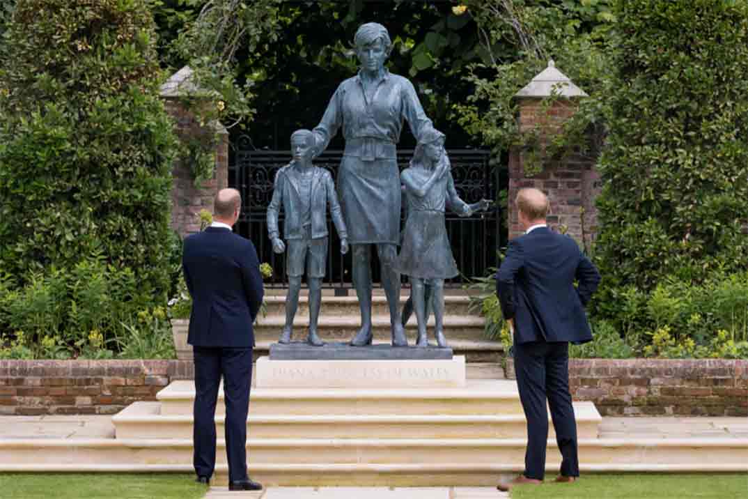 Los príncipes Guillermo y Harry muy emocionados rinden homenaje a su madre