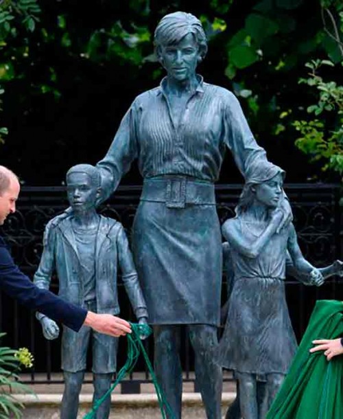 Los príncipes Guillermo y Harry más distanciados que nunca en el homenaje a Lady Di