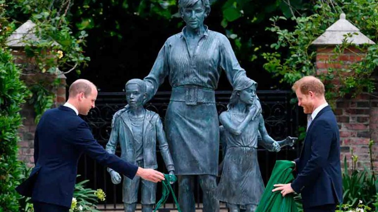 Los príncipes Guillermo y Harry más distanciados que nunca en el homenaje a Lady Di