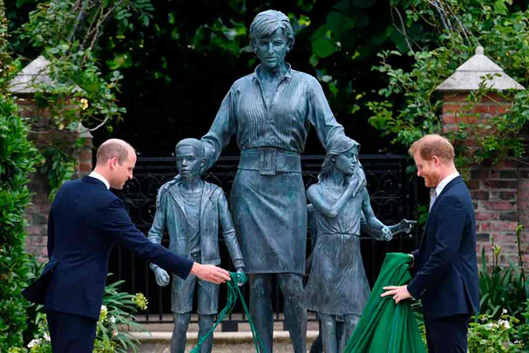 Los príncipes Guillermo y Harry más distanciados que nunca en el homenaje a Lady Di