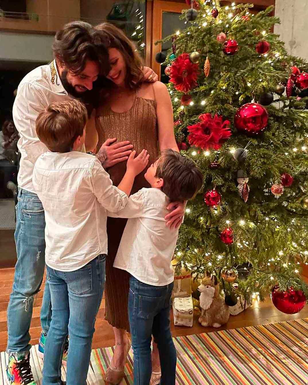 Jessica Bueno y Jota Peleteiro con sus hijos © Instagram