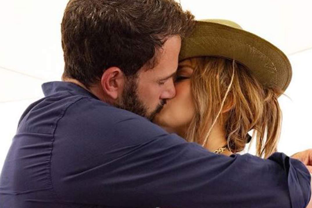 Jennifer Lopez y Ben Affleck hacen oficial su relación con un apasionado beso