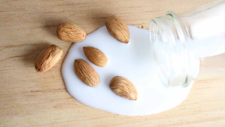 ¿Cuáles son los beneficios de tomar leche de almendra?