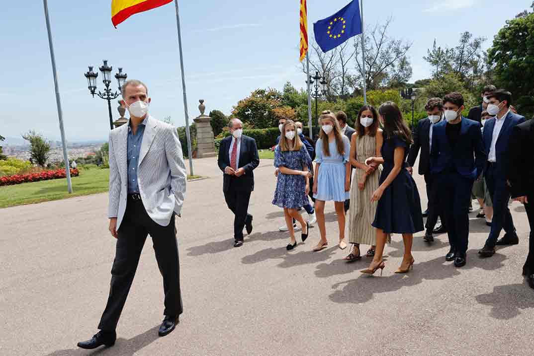 Con un vestido de Mango y otro de Springfield, Leonor y Sofía vuelven a  robar el protagonismo a la Reina Letizia con sus looks