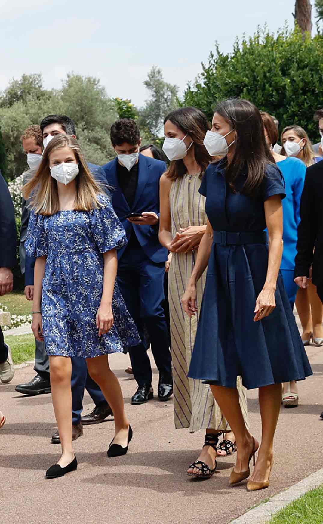 Con un vestido de Mango y otro de Springfield, Leonor y Sofía vuelven a  robar el protagonismo a la Reina Letizia con sus looks