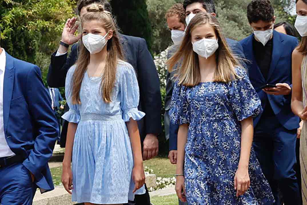 Con un vestido de Mango y otro de Springfield, Leonor y Sofía vuelven a  robar el protagonismo a la Reina Letizia con sus looks