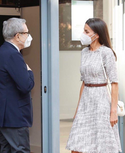 La reina Letizia desafía al calor con un vestido de tweed y alpargatas de piel