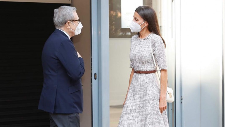La reina Letizia desafía al calor con un vestido de tweed y alpargatas de piel