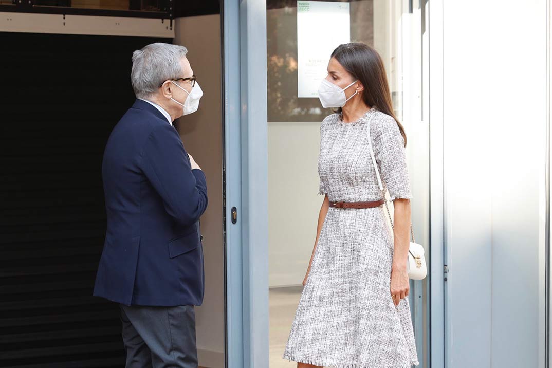 La reina Letizia desafía al calor con un vestido de tweed y alpargatas de piel